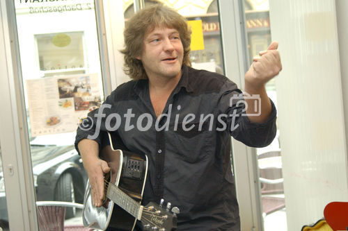 Musik tanken im Klangmuseum. Foto: Heli Deinboeck (Wiener Songwriter; Kabarettist)                               