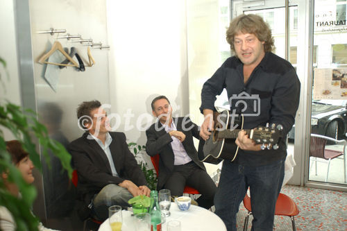 Musik tanken im Klangmuseum. Foto v.li.:  Uwe Hofer (Managing Partner - Exocet interact); Simon K.Posch (Direktor, Geschäftsführer - Haus der Musik); Heli Deinboeck (Wiener Songwriter; Kabarettist)                               