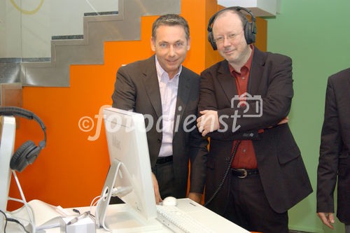 Musik tanken im Klangmuseum. Foto v.li.: Simon K.Posch (Direktor, Geschäftsführer - Haus der Musik); Walter Gröbchen (GF monkey)                               