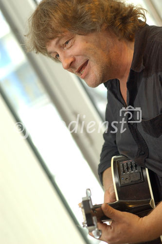 Musik tanken im Klangmuseum. Foto: Heli Deinboeck (Wiener Songwriter; Kabarettist)                                                              