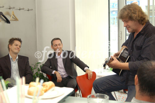 Musik tanken im Klangmuseum. Foto v.li.:  Uwe Hofer (Managing Partner - Exozet interact); Simon K.Posch (Direktor, Geschäftsführer - Haus der Musik); Heli Deinböck (Wiener Songwriter; Kabarettist)                               