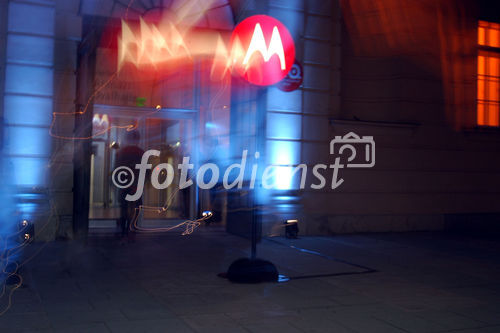 (C)fotodienst/Mag. Daniel Katzinger - Wien 02.10.2006,Motorola präsentiert im Museumsquartier in WIEN sein brandneues Produktportfolio vor österreichischen Fachhändlern, Kooperationspartnern, Netzbetreibern, Service-Providern und geladenen VIP-Gästen in Form einer Modenschau werden Kommende Design-Geräte am Catwalk und zum Angreifen & Hautnah-Erleben vorgestellt.
Foto:Zugang