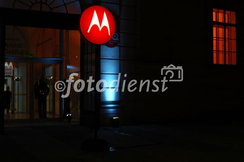 (C)fotodienst/Mag. Daniel Katzinger - Wien 02.10.2006,Motorola präsentiert im Museumsquartier in WIEN sein brandneues Produktportfolio vor österreichischen Fachhändlern, Kooperationspartnern, Netzbetreibern, Service-Providern und geladenen VIP-Gästen in Form einer Modenschau werden Kommende Design-Geräte am Catwalk und zum Angreifen & Hautnah-Erleben vorgestellt.
Foto: Zugang