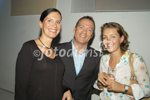 (C)fotodienst/Mag. Daniel Katzinger - Wien 02.10.2006,Motorola präsentiert im Museumsquartier in WIEN sein brandneues Produktportfolio vor österreichischen Fachhändlern, Kooperationspartnern, Netzbetreibern, Service-Providern und geladenen VIP-Gästen in Form einer Modenschau werden Kommende Design-Geräte am Catwalk und zum Angreifen & Hautnah-Erleben vorgestellt.
Foto v.l.: Daniela Wimmer (Country Manager Mobile Devices Motorola Österreich), Thomas Schiefer (Mobilkom) und Begleitung