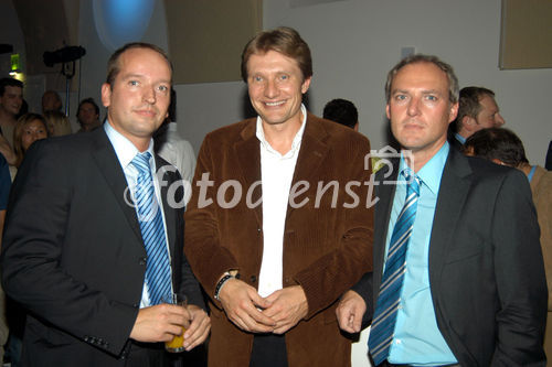 (C)fotodienst/Mag. Daniel Katzinger - Wien 02.10.2006,Motorola präsentiert im Museumsquartier in WIEN sein brandneues Produktportfolio vor österreichischen Fachhändlern, Kooperationspartnern, Netzbetreibern, Service-Providern und geladenen VIP-Gästen in Form einer Modenschau werden Kommende Design-Geräte am Catwalk und zum Angreifen & Hautnah-Erleben vorgestellt.Foto v.l.: Leo Zvitkovits (Motorola Sales Manager), Andreas Rockenbauer (Herausgeber E&W, Österreich), Gerhard Oberauer (Mobilkom)