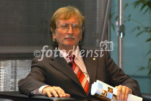 Messe- und Eventservicebranche ehrt Peter Baierl für seine außergewöhnlichen Leistungen. Foto: Leslie P.C.Zech (Vorstandssprecher I.M.Austria) 
                               