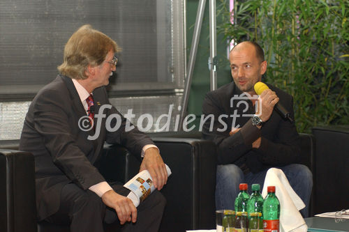 Messe- und Eventservicebranche ehrt Peter Baierl für seine außergewöhnlichen Leistungen. Foto v.li: Leslie P.C. Zech (Vorstandssprecher I.M.Austria); Peter Baierl (European Congress of Radiology) 
                               