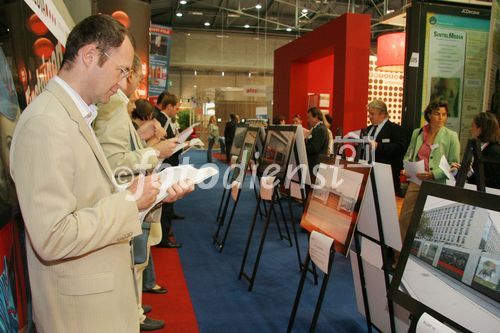 (C) fotodienst/Anna Rauchenberger - Wien 28.09.2006 - Traffic Award:  Preisverleihung zur besten Verkehrsmittelkampagne Österreichs . FOTO: Jury bei der Bewertung der eingereichten Projekte.