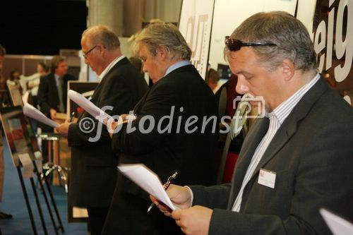 (C) fotodienst/Anna Rauchenberger - Wien 28.09.2006 - Traffic Award:  Preisverleihung zur besten Verkehrsmittelkampagne Österreichs . FOTO: Jury bei der Bewertung der eingereichten Projekte.