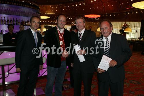 Die beste Geschäfte Kärntens aus dem Listing des aktuellen Genuss Guides 2006/2007, Casinos Austria und der Genuss Guide (Hrsg. Willy Lehmann und Fritz Stiefsohn) - im Casineum Velden
vl: Otmar Resch (Casino), Herwig Ertl, Lehmann, Stiefsohn

