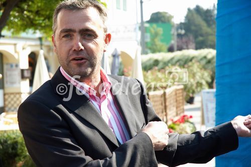 (c) fotodienst/Dan Carabas - Purkersdorf 22.09.06 - Vorstellung des Gemeindebusses Purkersdorf  - FOTO: Fred Kendlbacher, Leiter von buswerbung.at