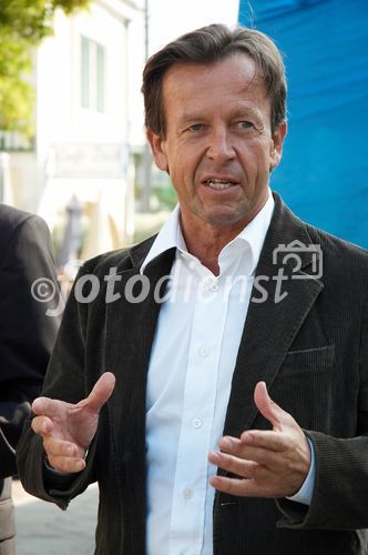 (c) fotodienst/Dan Carabas - Purkersdorf 22.09.06 - Vorstellung des Gemeindebusses Purkersdorf  - FOTO: Herr KR Karl Javurek, Generaldirektor der Gewista