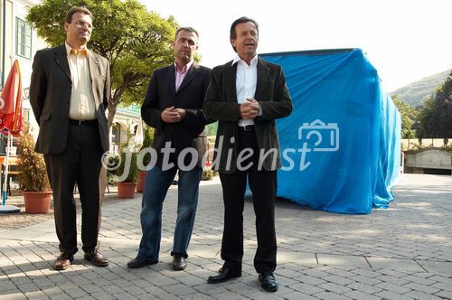 (c) fotodienst/Dan Carabas - Purkersdorf 22.09.06 - Vorstellung des Gemeindebusses Purkersdorf  - FOTO: v.li. Bgm. Mag. Karl Schlögl, Fred Kendlbacher, KR Karl Javurek