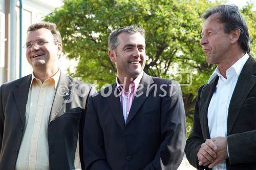 (c) fotodienst/Dan Carabas - Purkersdorf 22.09.06 - Vorstellung des Gemeindebusses Purkersdorf  - FOTO: v.li. Bgm. Mag. Karl Schlögl, Fred Kendlbacher, KR Karl Javurek