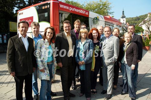 (c) fotodienst/Dan Carabas - Purkersdorf 22.09.06 - Vorstellung des Gemeindebusses Purkersdorf  - FOTO: Bgm. Mag. Karl Schlögl und Werbebetriebe