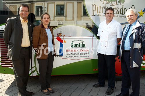 (c) fotodienst/Dan Carabas - Purkersdorf 22.09.06 - Vorstellung des Gemeindebusses Purkersdorf  - FOTO: Bgm. Mag. Karl Schlögl und Werbebetriebe