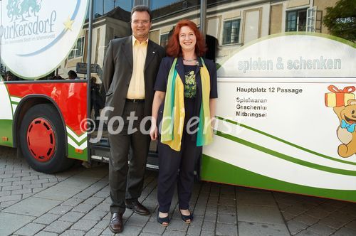 (c) fotodienst/Dan Carabas - Purkersdorf 22.09.06 - Vorstellung des Gemeindebusses Purkersdorf  - FOTO: Bgm. Mag. Karl Schlögl und Werbebetriebe