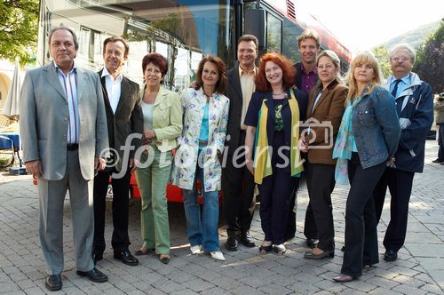 (c) fotodienst/Dan Carabas - Purkersdorf 22.09.06 - Vorstellung des Gemeindebusses Purkersdorf  - FOTO: Bgm. Mag. Karl Schlögl und Werbebetriebe