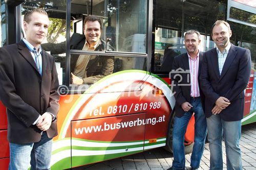 (c) fotodienst/Dan Carabas - Purkersdorf 22.09.06 - Vorstellung des Gemeindebusses Purkersdorf  - FOTO: Bgm. Mag. Karl Schlögl und Firma buswerbung.at