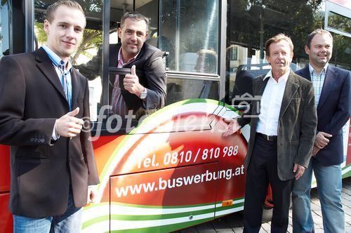 (c) fotodienst/Dan Carabas - Purkersdorf 22.09.06 - Vorstellung des Gemeindebusses Purkersdorf  - FOTO: KR Karl Javurek (2ter v. re.) und Firma buswerbung.at