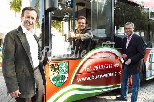 (c) fotodienst/Dan Carabas - Purkersdorf 22.09.06 - Vorstellung des Gemeindebusses Purkersdorf  - FOTO: v.li. KR Karl Javurek, Bgm. Mag. Karl Schlögl, Fred Kendlbacher