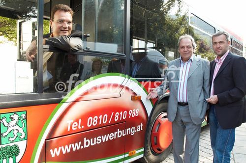 (c) fotodienst/Dan Carabas - Purkersdorf 22.09.06 - Vorstellung des Gemeindebusses Purkersdorf  - FOTO: Bgm. Mag. Karl Schlögl und Firma buswerbung.at 