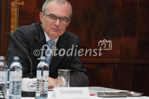 (C)fotodienst/Mag. Daniel Katzinger - Wien 22.09.2006,Die VAV Versicherung und der Verkehrsstaatssekretär Mag. Helmut Kukacka präsentieren die Umfrage 