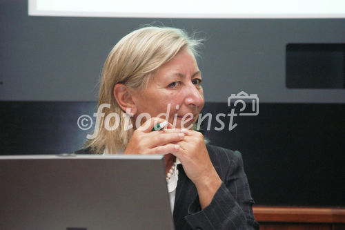 (C)fotodienst/Mag. Daniel Katzinger - Wien 22.09.2006,Die VAV Versicherung und der Verkehrsstaatssekretär Mag. Helmut Kukacka präsentieren die Umfrage 