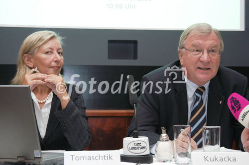 (C)fotodienst/Mag. Daniel Katzinger - Wien 22.09.2006,Die VAV Versicherung und der Verkehrsstaatssekretär Mag. Helmut Kukacka präsentieren die Umfrage 