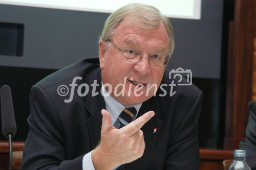 (C)fotodienst/Mag. Daniel Katzinger - Wien 22.09.2006,
Die VAV Versicherung und der Verkehrsstaatssekretär Mag. Helmut Kukacka präsentieren die Umfrage 