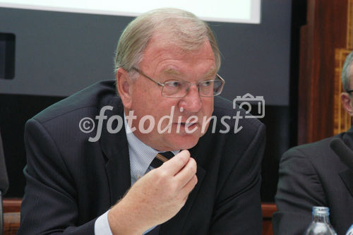 (C)fotodienst/Mag. Daniel Katzinger - Wien 22.09.2006,
Die VAV Versicherung und der Verkehrsstaatssekretär Mag. Helmut Kukacka präsentieren die Umfrage 