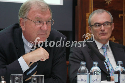 (C)fotodienst/Mag. Daniel Katzinger - Wien 22.09.2006,
Die VAV Versicherung und der Verkehrsstaatssekretär Mag. Helmut Kukacka präsentieren die Umfrage 