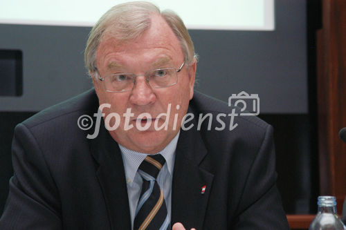 (C)fotodienst/Mag. Daniel Katzinger - Wien 22.09.2006,
Die VAV Versicherung und der Verkehrsstaatssekretär Mag. Helmut Kukacka präsentieren die Umfrage 