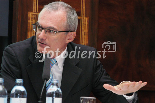 (C)fotodienst/Mag. Daniel Katzinger - Wien 22.09.2006,Die VAV Versicherung und der Verkehrsstaatssekretär Mag. Helmut Kukacka präsentieren die Umfrage 