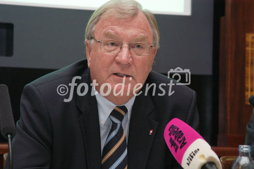 (C)fotodienst/Mag. Daniel Katzinger - Wien 22.09.2006,
Die VAV Versicherung und der Verkehrsstaatssekretär Mag. Helmut Kukacka präsentieren die Umfrage 