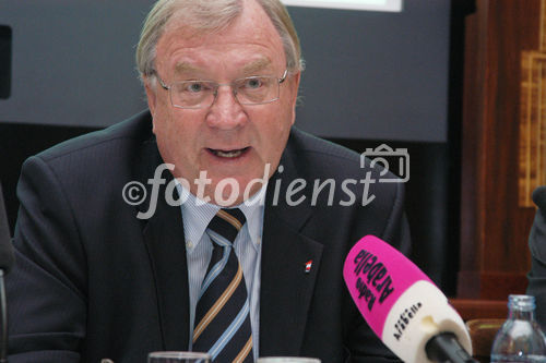 (C)fotodienst/Mag. Daniel Katzinger - Wien 22.09.2006,Die VAV Versicherung und der Verkehrsstaatssekretär Mag. Helmut Kukacka präsentieren die Umfrage 