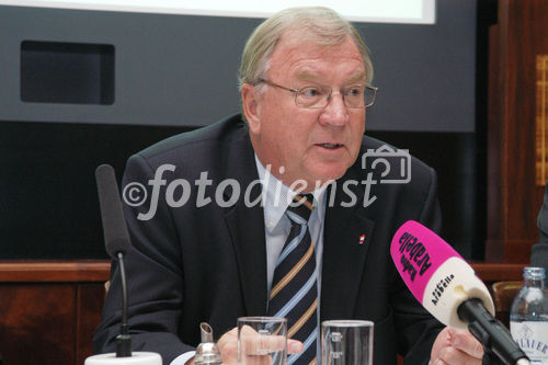 (C)fotodienst/Mag. Daniel Katzinger - Wien 22.09.2006,
Die VAV Versicherung und der Verkehrsstaatssekretär Mag. Helmut Kukacka präsentieren die Umfrage 