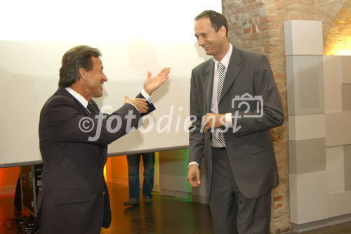 Auszeichnung des kreativsten und plakativsten Kultur -oder Imageplakates des Jahres. Foto: v.li.na.re. KR Karl Javurek (Generaldirektor Gewista); Dr. Andreas Mailath-Pokorny (Kulturstadtrat)                            