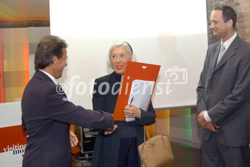 Auszeichnung des kreativsten und plakativsten Kultur -oder Imageplakates des Jahres. Foto: v.li.na.re. KR Karl Javurek (Generaldirektor Gewista); Dr. Andreas Mailath-Pokorny (Kulturstadtrat) gratulieren den Machern der 10 besten Kulturplakate                                                           