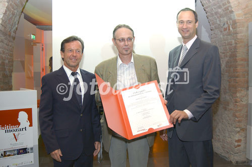 Auszeichnung des kreativsten und plakativsten Kultur -oder Imageplakates des Jahres. Foto: (v.li.na.re.) KR Karl Javurek (Generaldirektor Gewista) und Dr. Andreas Mailath-Pokorny (Kulturstadtrat) gratulieren den Machern der 10 besten Kulturplakate.                                                                                                                         