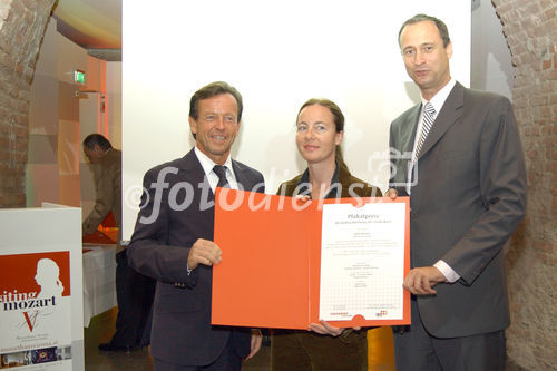 Auszeichnung des kreativsten und plakativsten Kultur -oder Imageplakates des Jahres. Foto: (v.li.na.re.) KR Karl Javurek (Generaldirektor Gewista) und Dr. Andreas Mailath-Pokorny (Kulturstadtrat) gratulieren den Machern der 10 besten Kulturplakate.                                                                                                                         