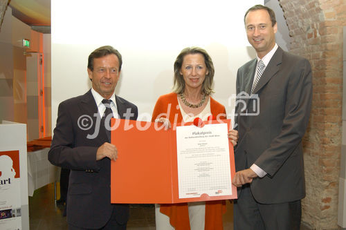 Auszeichnung des kreativsten und plakativsten Kultur -oder Imageplakates des Jahres. Foto: (v.li.na.re.) KR Karl Javurek (Generaldirektor Gewista) und Dr. Andreas Mailath-Pokorny (Kulturstadtrat) gratulieren den Machern der 10 besten Kulturplakate.                                                                                                                        