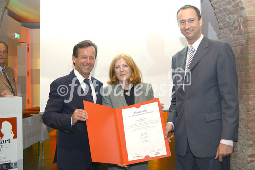 Auszeichnung des kreativsten und plakativsten Kultur -oder Imageplakates des Jahres. Foto: (v.li.na.re.) KR Karl Javurek (Generaldirektor Gewista) und Dr. Andreas Mailath-Pokorny (Kulturstadtrat) gratulieren den Machern der 10 besten Kulturplakate.                                                                                                                         