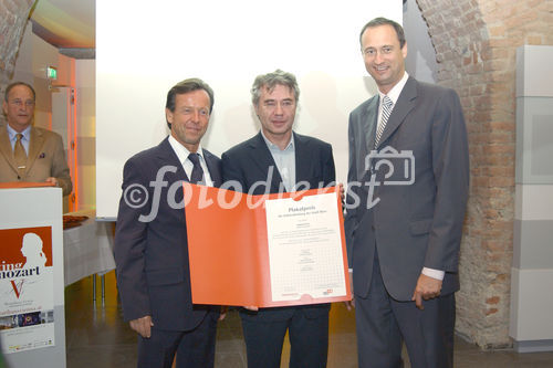 Auszeichnung des kreativsten und plakativsten Kultur -oder Imageplakates des Jahres. Foto: (v.li.na.re.) KR Karl Javurek (Generaldirektor Gewista) und Dr. Andreas Mailath-Pokorny (Kulturstadtrat) gratulieren den Machern der 10 besten Kulturplakate.                                                                                                                         