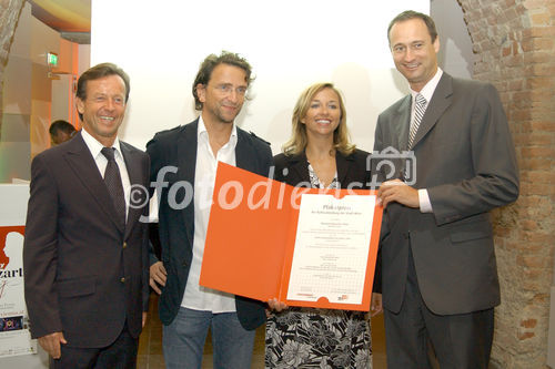 Auszeichnung des kreativsten und plakativsten Kultur -oder Imageplakates des Jahres. Foto: (v.li.na.re.) KR Karl Javurek (Generaldirektor Gewista) und Dr. Andreas Mailath-Pokorny (Kulturstadtrat) gratulieren den Siegern der 10 besten Kulturplakate.                                                                                                                         