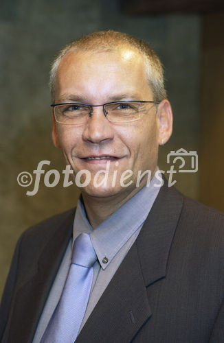 Avalis Telemedicine AG stellt mit 'Go-Asthma'-System Weltneuheit vor. Bild: Dr. med. Georg von Below, MPH, Vorstandsmitglied Schweizerische Gesellschaft fuer Telemedizin