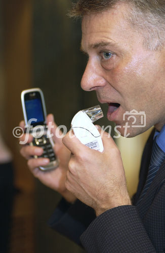 Avalis Telemedicine AG stellt mit 'Go-Asthma'-System Weltneuheit vor. Bild: Medienkonferenz, Praesentation Peak Flow Messgeraet Ferraris Respiratory, Mobiltelefon; Ruedi Spaar, Go-Asthma-Patient