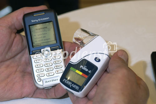 Avalis Telemedicine AG stellt mit 'Go-Asthma'-System Weltneuheit vor. Bild: Medienkonferenz, Praesentation Peak Flow Messgeraet Ferraris Respiratory, Mobiltelefon