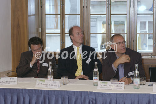 Avalis Telemedicine AG stellt mit 'Go-Asthma'-System Weltneuheit vor. Bild: Dr. Eberhard Scheuer, Medical Director, Avalis Telemedicine AG; Dr. Brendan J. Murray, CEO Avalis Telemedicine AG; Dr. med. Georg von Below, Schweizerische Gesellschaft fuer Telemedizin