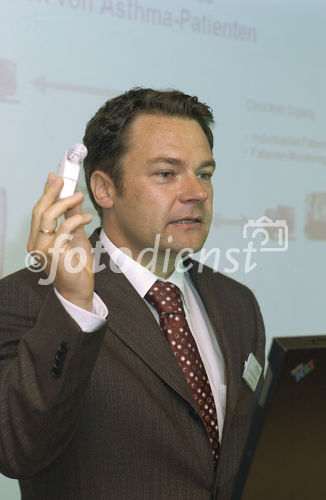 Avalis Telemedicine AG stellt mit 'Go-Asthma'-System Weltneuheit vor. Bild: Dr. Eberhard Scheuer, Medical Director, Avalis Telemedicine AG